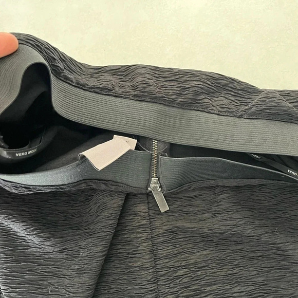 Vero Moda/ Black  textured midi skirt/ Size US L - Picture 5 of 11